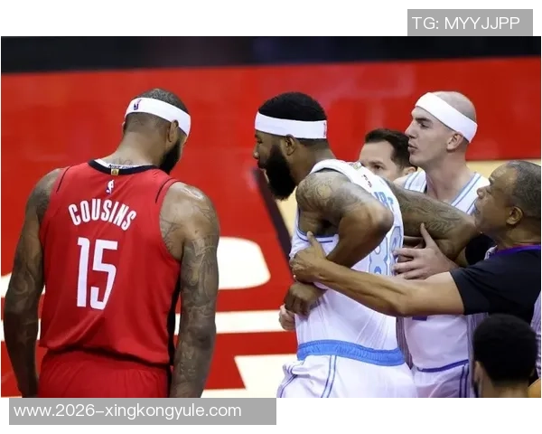 曼赞比与扬库托激烈争吵引发冲突后者将前者推倒广告牌现场惊险一幕