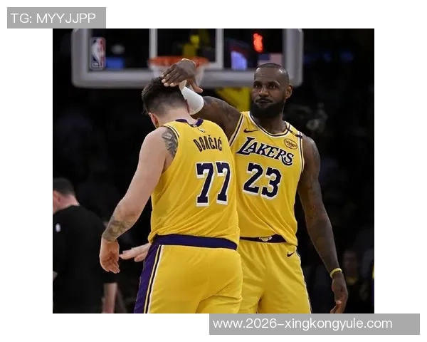 詹姆斯与湖人关系紧张球迷期待他在最后一季的归宿与传奇